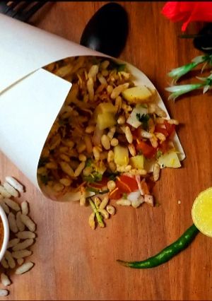 A picture of Jalmuri kurmure mix (Bombay mix).