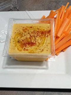 Una foto de Hummus de garbanzos, pasas y pimiento rojo