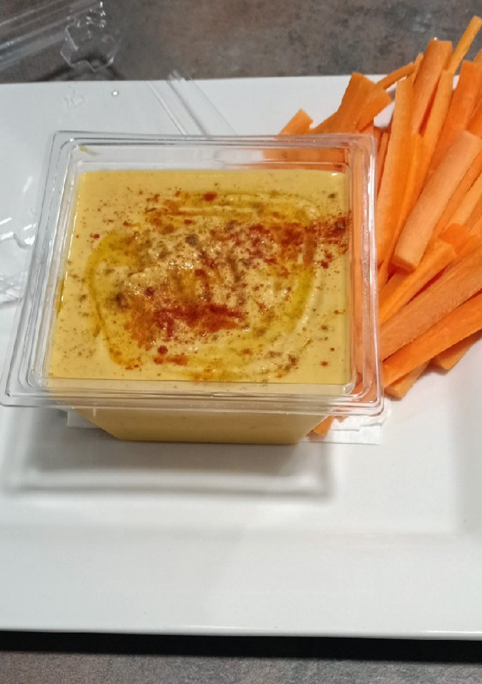 Una foto de Hummus de garbanzos, pasas y pimiento rojo