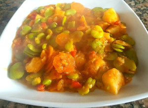 Una foto de Guisado de habas frescas, 100% vegetariano