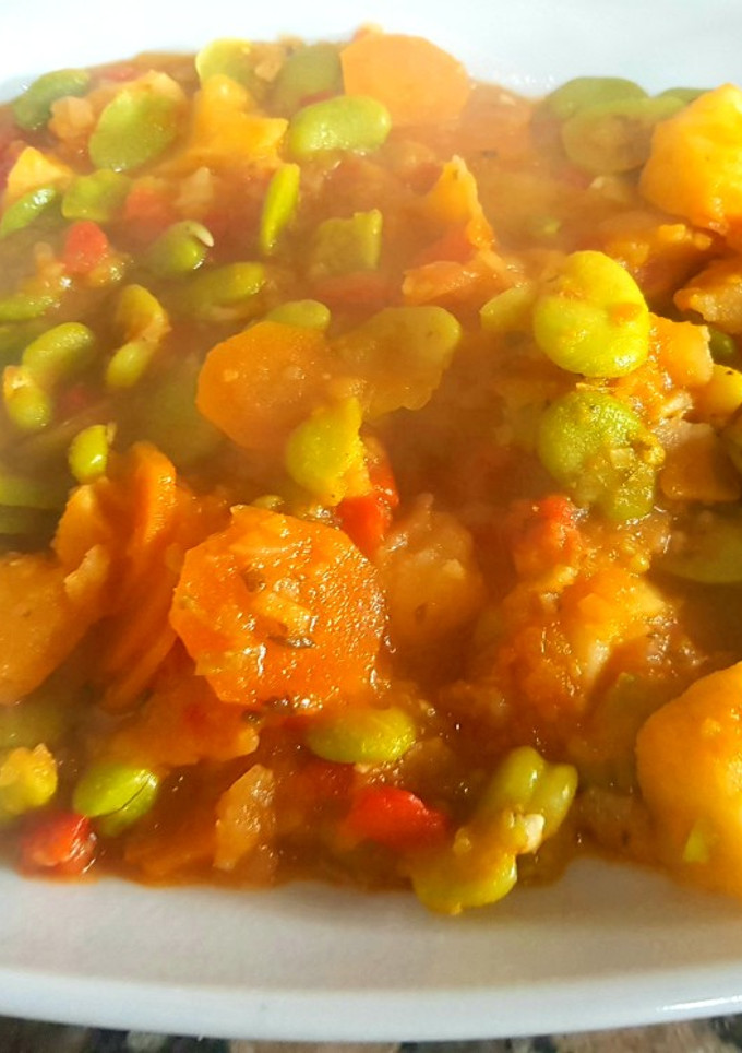 Una foto de Guisado de habas frescas, 100% vegetariano