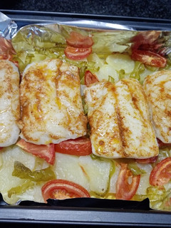 Una foto de Merluza asada con patatas