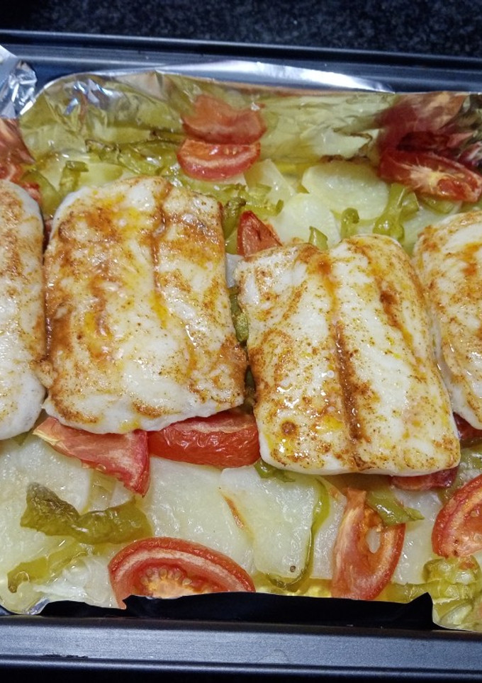 Una foto de Merluza asada con patatas