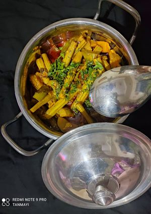 वांगे शेवग्याच्या शेंगाची भाजी (vange shevgyachya shengachi bhaji recipe in marathi) रेसिपी चे मुख्य फोटो 