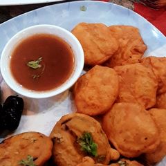A picture of Aloo ke pakore.