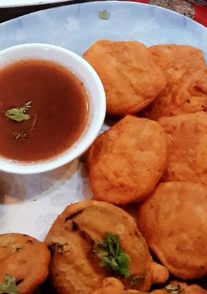 A picture of Aloo ke pakore.