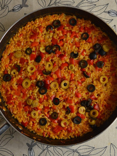 Una foto de Arroz integral con atún y aceitunas