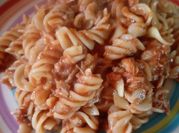 Una foto de macarrones con pescado