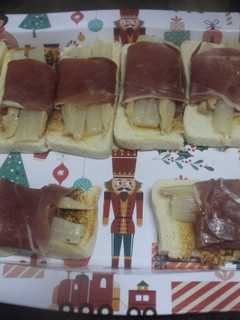 Una foto de Tostadas con espárragos y jamón