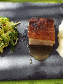 Una foto de Crujiente panceta de cerdo estofado de sidra