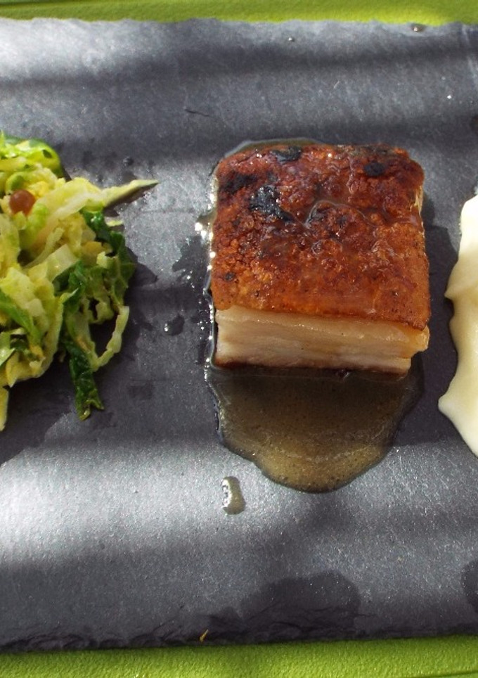 Una foto de Crujiente panceta de cerdo estofado de sidra