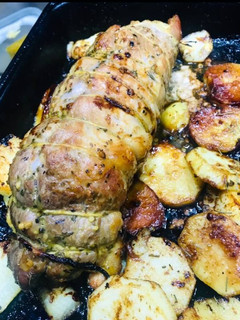 Una foto de Solomillo de cerdo relleno con salsa de miel a la mostaza, acompañado de papas al tomillo ♥️