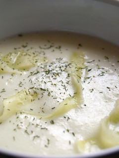 Una foto de Sopa fría de pepino y yogurt