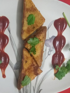 બ્રેડ પકોડા(bread pakoda in Gujarati) રેસીપી મુખ્ય ફોટો
