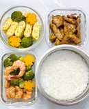 Cơm trứng cuộn, tôm áp chảo, bông cải luộc, gà xào