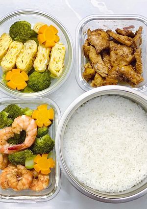 Hình của món Cơm trứng cuộn, tôm áp chảo, bông cải luộc, gà xào.