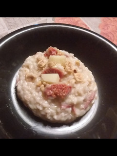 Foto di Risotto con fichi, toma, speck e nocciole