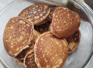 Фото Панкейки на молоці без яєць з корицею.