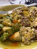 Ovos mexidos com carne picada e abacate