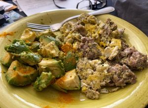 Foto de Ovos mexidos com carne picada e abacate