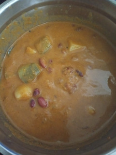 ராஜ்மா மசாலா குழம்பு (Rajma masala kulambu recipe in tamil) செய்முறை முக்கிய புகைப்படம்