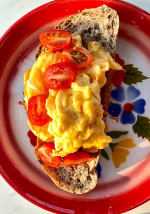 รูปของ ไข่คนบนขนมปังซาวโดว์🍞🍳🍅