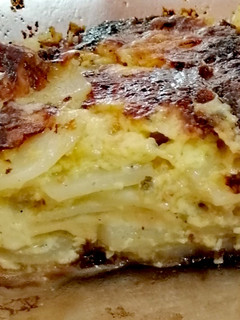Una foto de Papas con cebolla y queso, al horno
