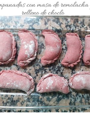Una foto de Empanadas caseras con masa de remolacha y relleno de choclo