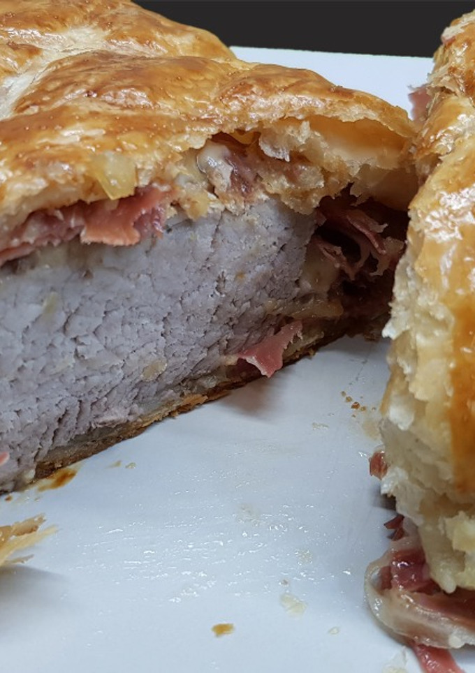 Una foto de Milhojas de Solomillo con cebolla caramelizada, jamón y queso curado