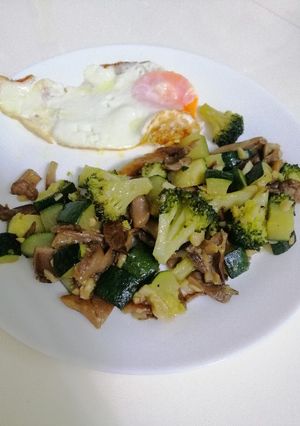 Una foto de Brócoli, setas, calabacín