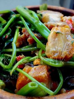 รูปของ ผัดผักบุ้งหมูกรอบ