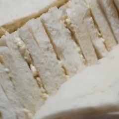 A picture of Chicken spread sandwitch.