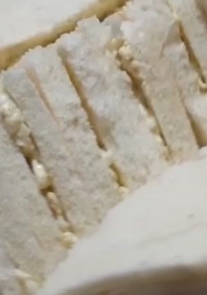 A picture of Chicken spread sandwitch.