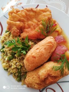 Burgonya bundás csirkemell, krokettel és narancsos almával recept fotója