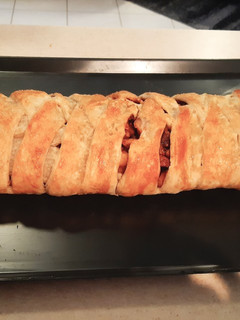 Una foto de Apfelstrudel o strudel de manzana
