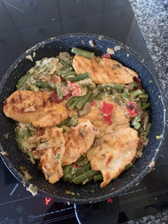 Una foto de Pechuga de pollo con menestra de verduras