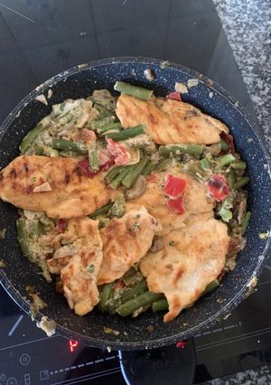 Una foto de Pechuga de pollo con menestra de verduras