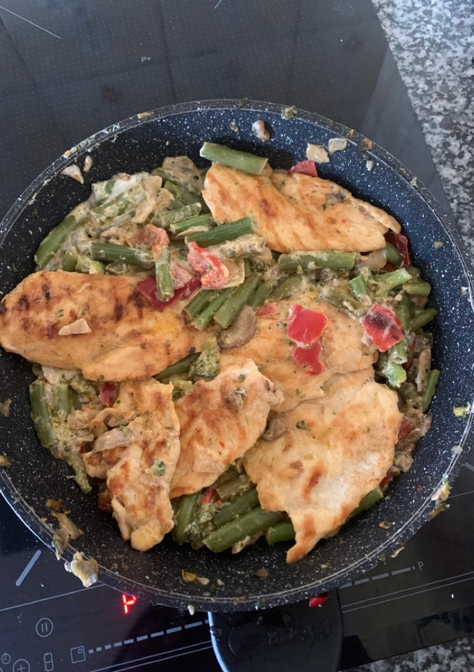 Una foto de Pechuga de pollo con menestra de verduras