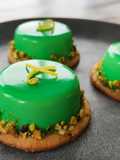 Semifríos de pistacho y limón con glaseado espejo