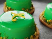 Una foto de postres glaseados