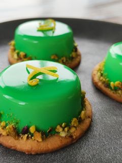 Una foto de Semifríos de pistacho y limón con glaseado espejo