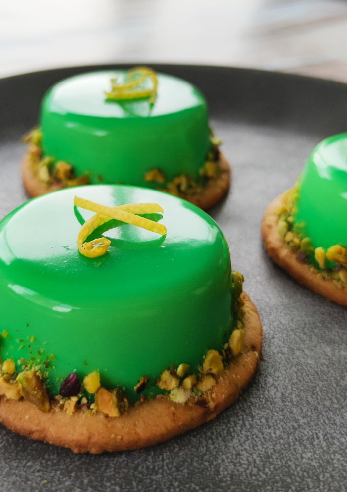 Una foto de Semifríos de pistacho y limón con glaseado espejo