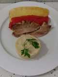 Filetes de cerdo con piña, pimientos y puré de patatas