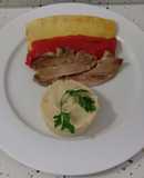 Filetes de cerdo con piña, pimientos y puré de patatas
