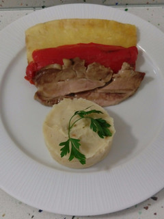 Una foto de Filetes de cerdo con piña, pimientos y puré de patatas