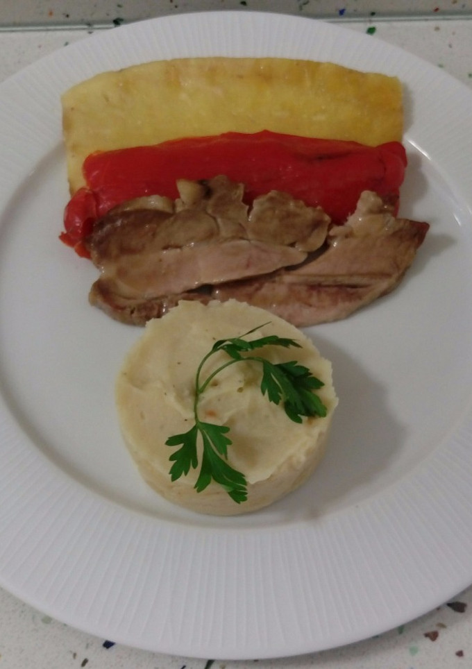 Una foto de Filetes de cerdo con piña, pimientos y puré de patatas