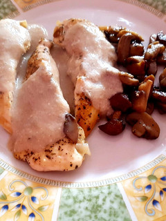 Una foto de Solomillos de pollo con setas y salsa de setas