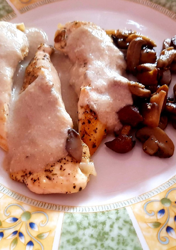 Una foto de Solomillos de pollo con setas y salsa de setas