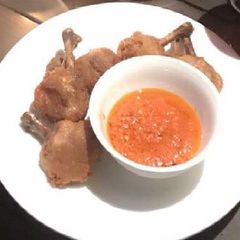 A picture of Mini chicken drumsticks and pepper sauce.
