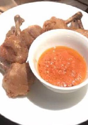 A picture of Mini chicken drumsticks and pepper sauce.